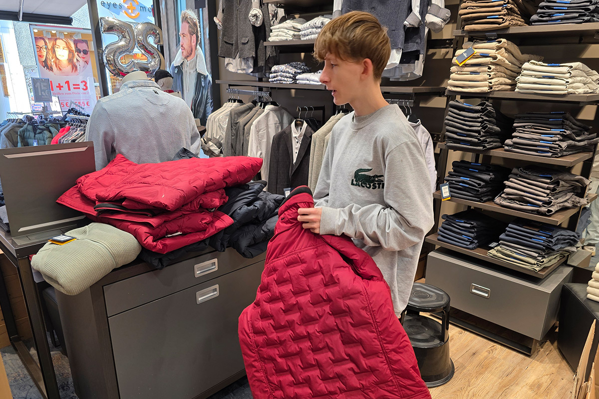 Ein Schüler beim Praktikum in einem Bekleidungsgeschäft