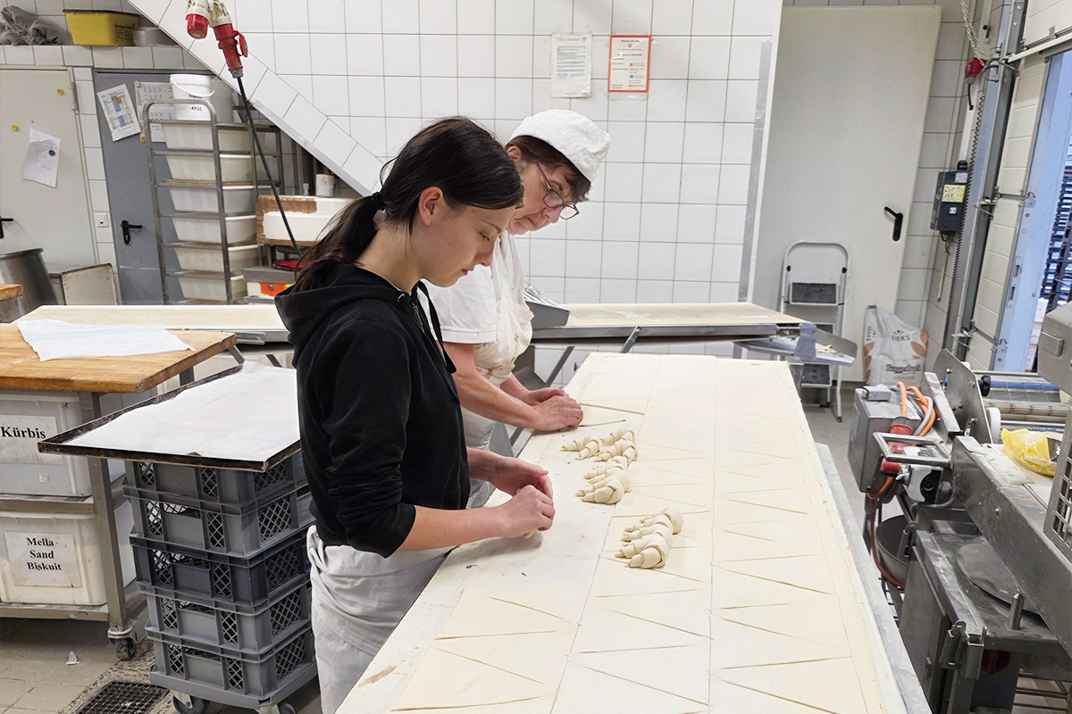 Eine Schülerin beim Praktikum in der Backstube